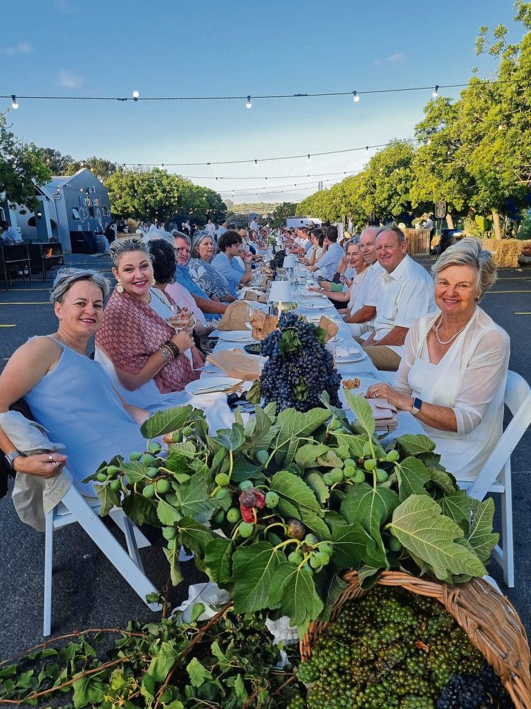 Altesame 200 lidmate van die NG kerk Durbanville het by die langtafel vir 'n spogete aangesit.