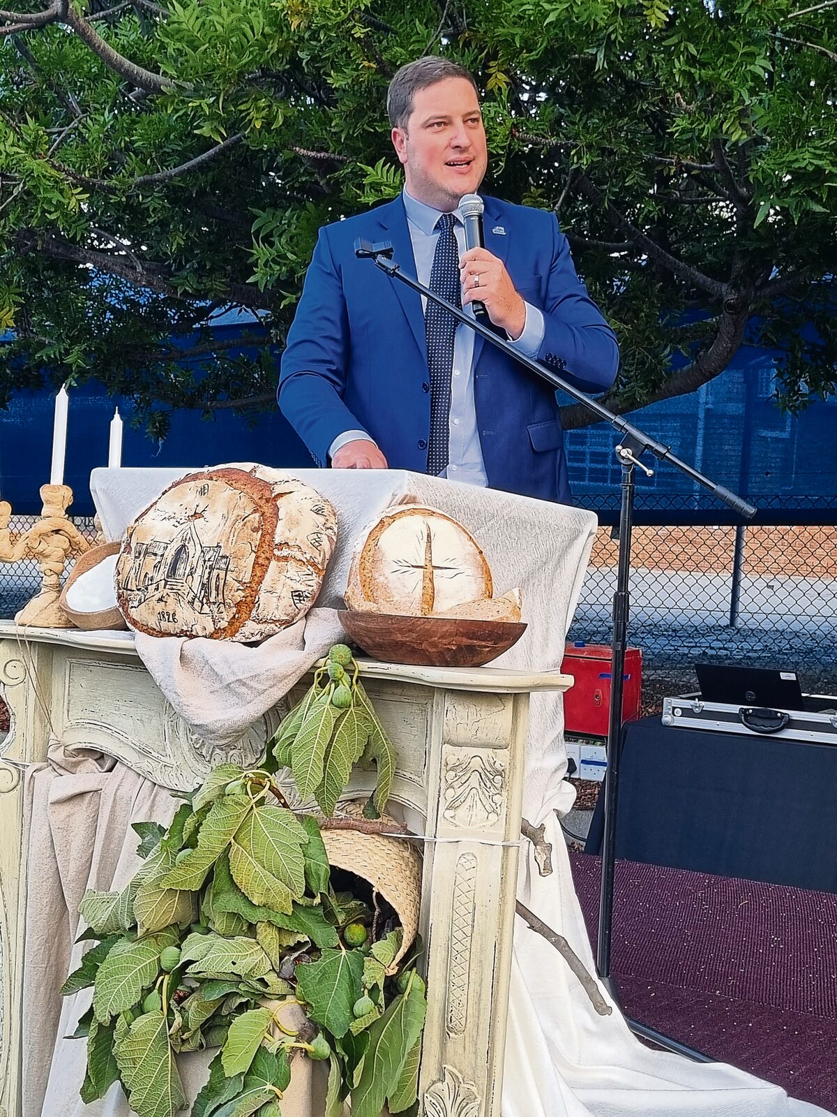 Geordin Hill-Lewis,  Kaapstadse burgemeester, het die Durbanville-gemeente geprys vir sy gemeenskapswerk.