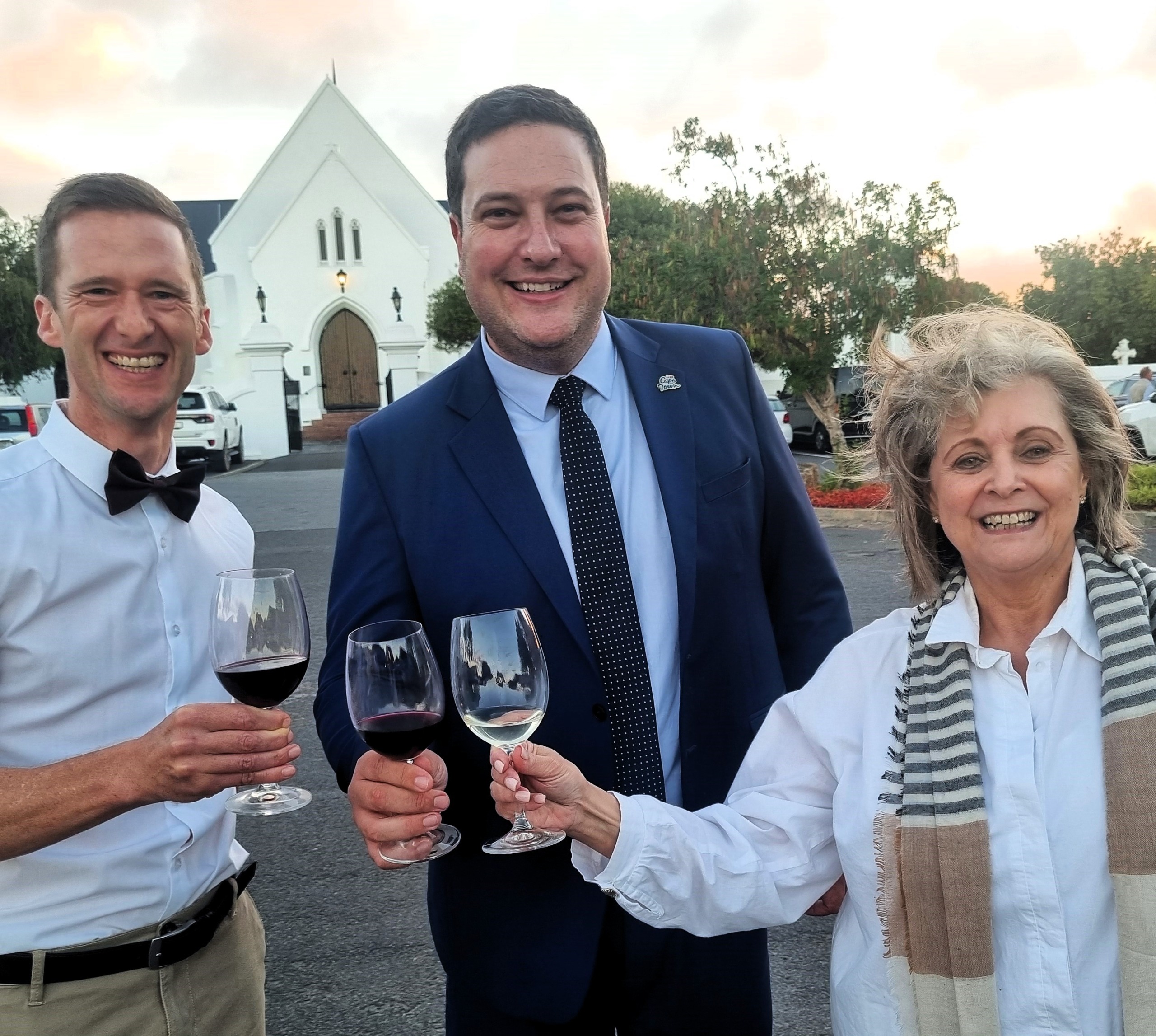 Dr. Tinus van Zyl, leraar by die NG kerk Durbanville, Geordin Hill-Lewis, burgemeester van Kaapstad, en Theresa Uys, raadslid vir Wyk 112, klink 'n glasie op die 200ste verjaarsvieringe van die kerk. Foto: Esmé Erasmus