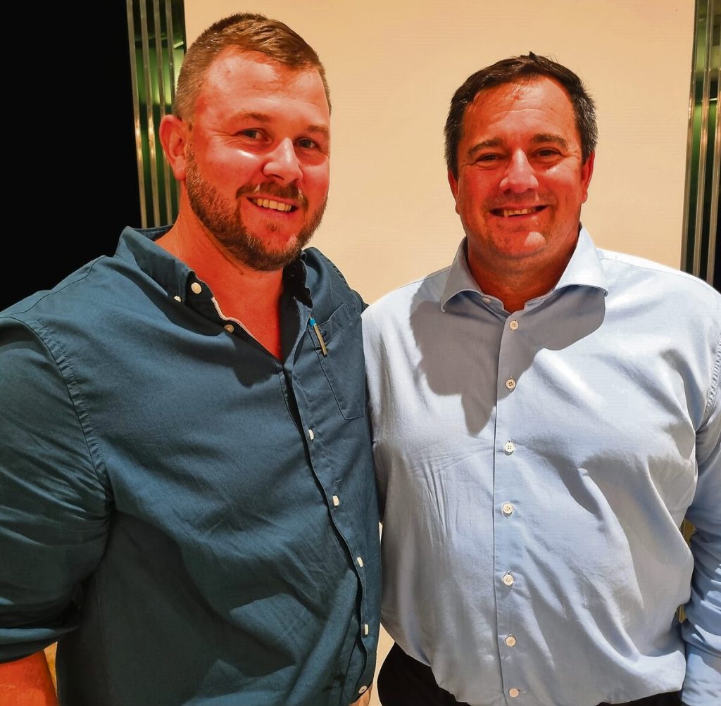 Eduard Loubser, voorsitter van die Durbanville-landbouvereniging, is hier saam met John Steenhuisen, nasionale minister van landbou.