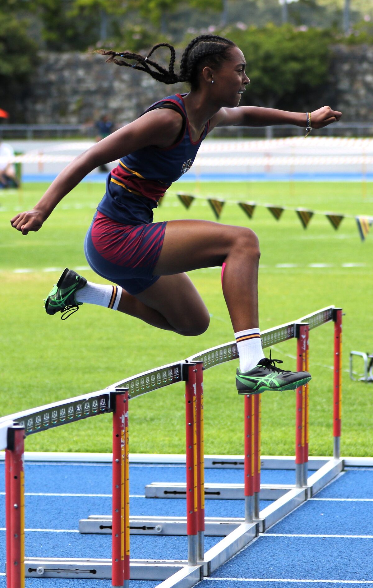 Logan-lee Mitchell wen die 400 m-hekkies vir meisies o.17.