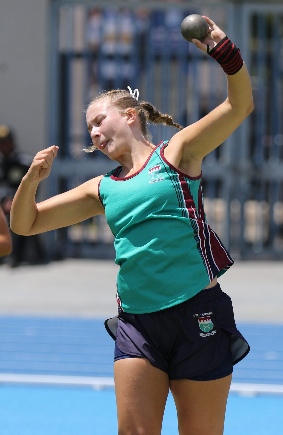 Leah Theron wen die gewigstoot vir meisies o.15 met 'n afstand van 9.88 m.