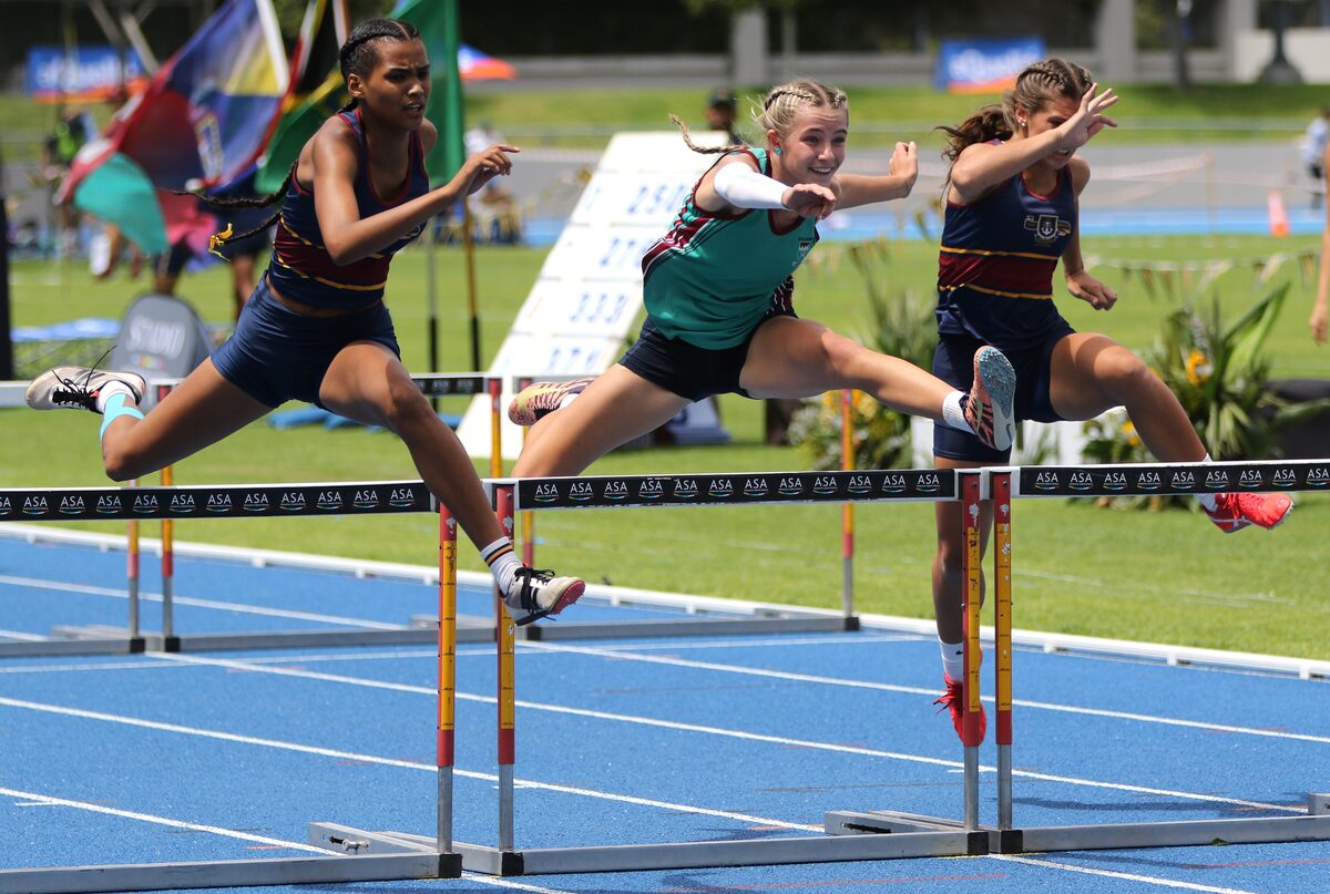 Dit was kop-aan-kop in die 100 m-hekkies vir meisies o.19. Van links is Rayeacza Hael (B, eerste), Tatiana Frazer (S, tweede) en Abiah Louw (B, derde).