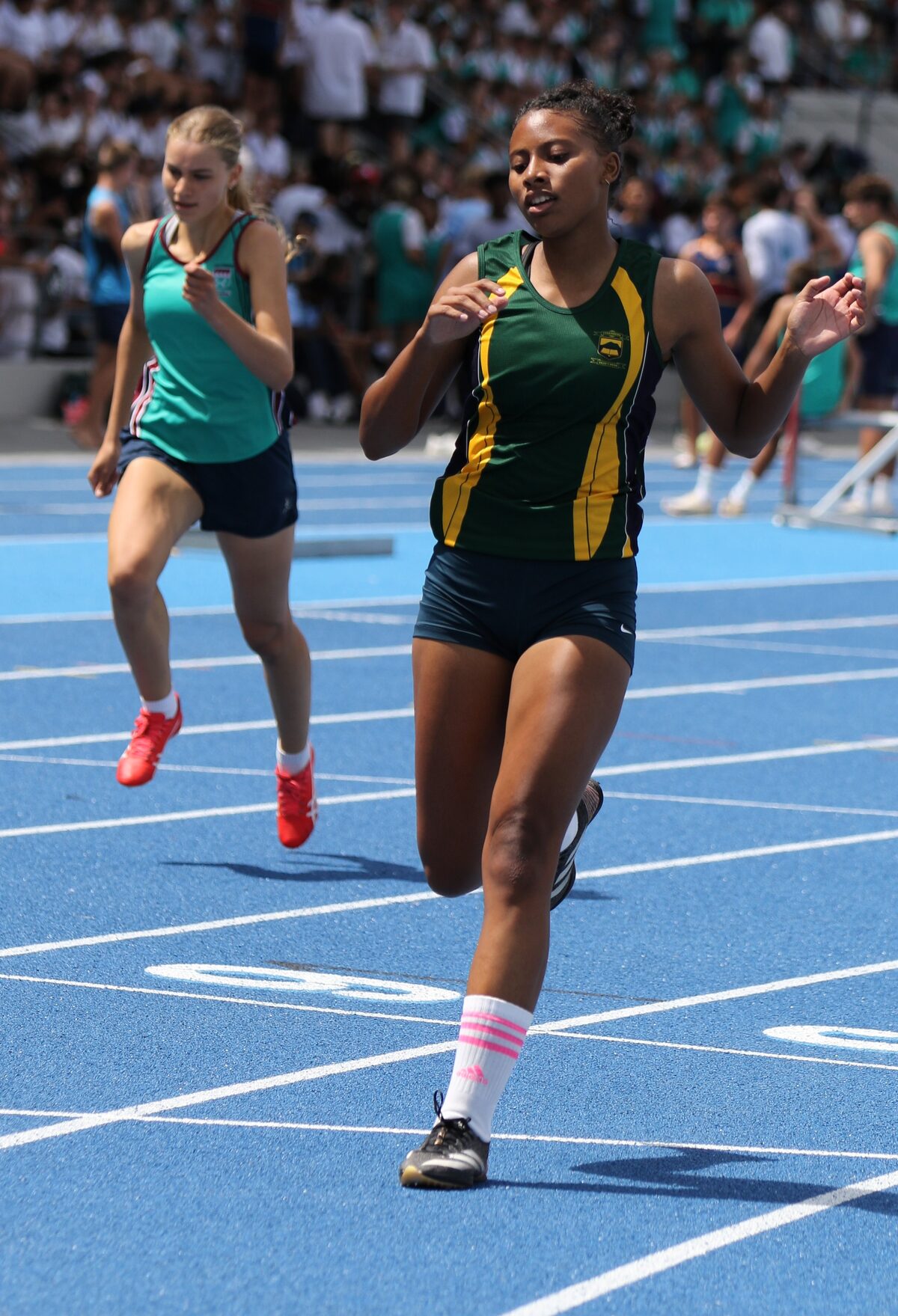 Kelsey Sampson wen die 200 m vir meisies o.17.