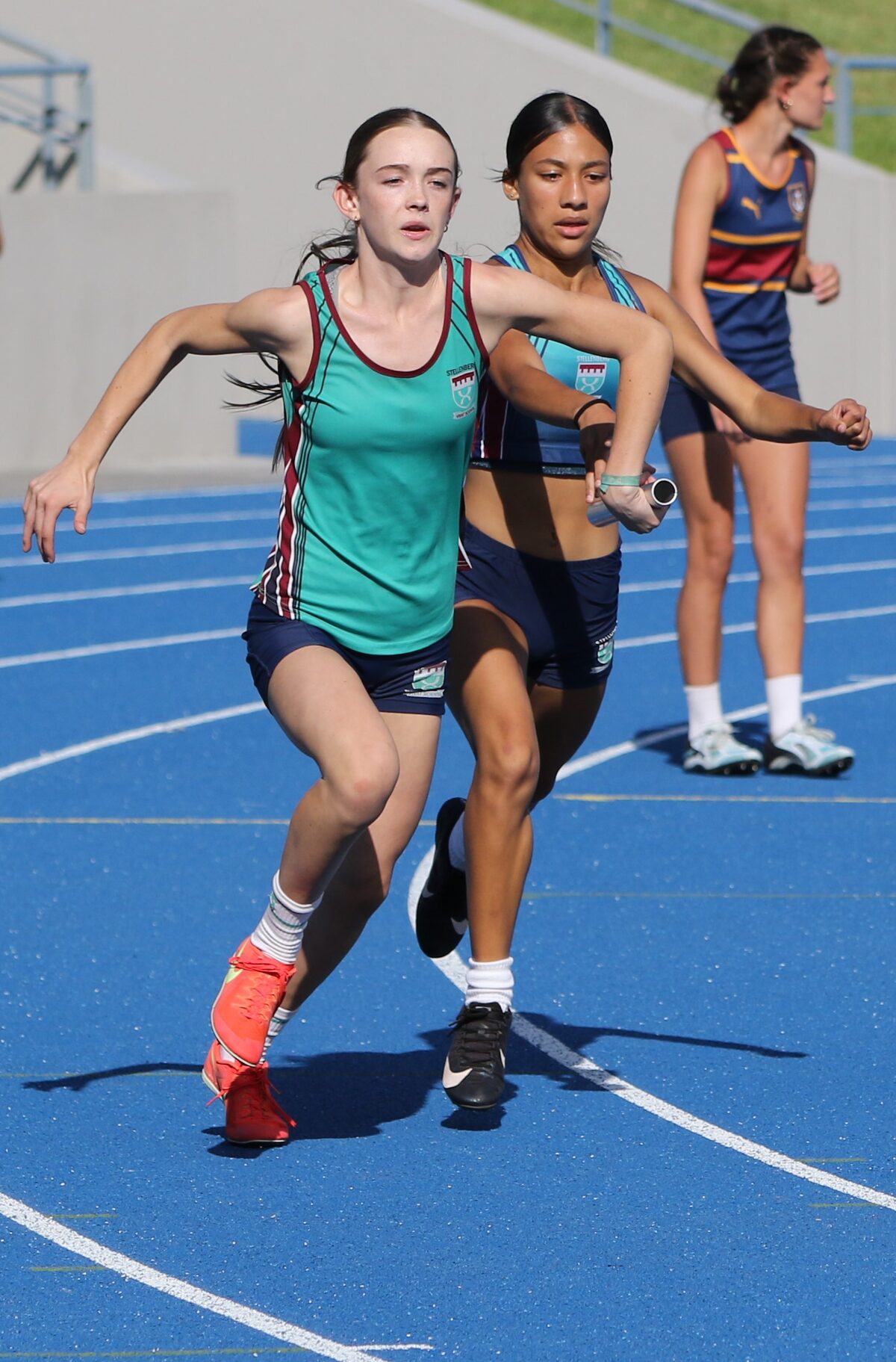 Qaniah Salie gee die stokkie oor aan Ava-Jane Visser vir die laaste been van die  4×100 m-aflos vir meisies o.15.