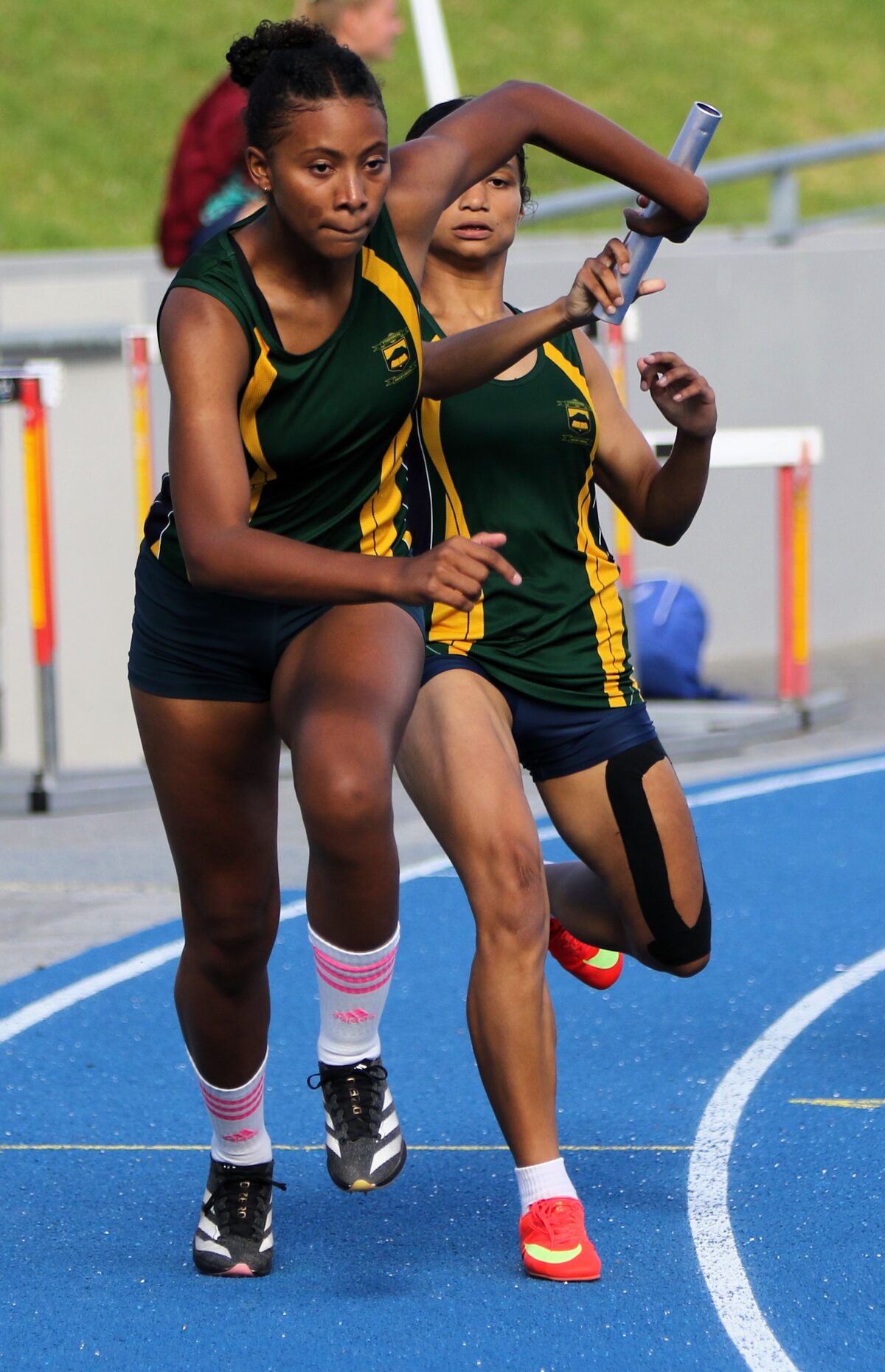 Kelsey Sampson ontvang die stokkie van Addison van Niekerk in die 4x100 m-aflos vir meisies o.17 wat Tygerberg gemaklik gewen het.