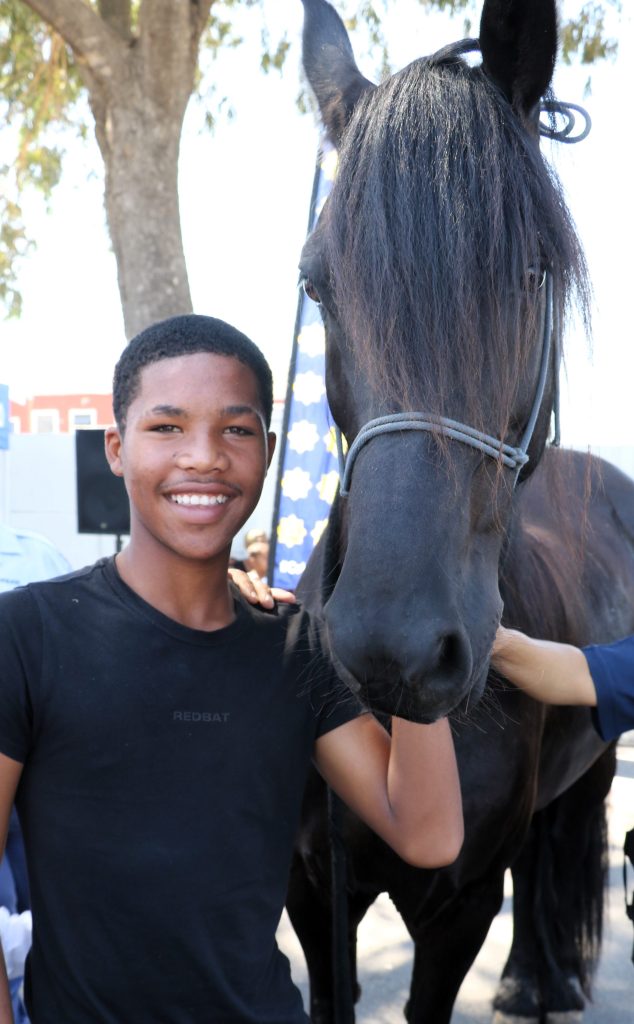 Alonso Cupido by een van die metropolisie berede-eenheid se perde.