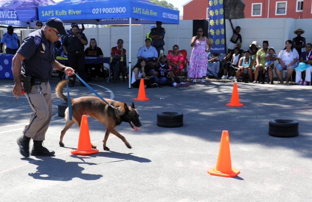 Konst Isaacs van metropolsie se honde-eenheid het gedemonstreer hoe die honde se reuksintuig ingespan word.