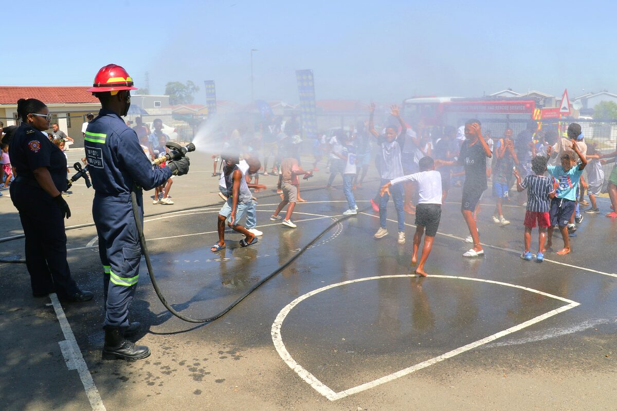 Brandweerbeamptes het die kinders natgespuit vir 'n welkome lafenis op die snikhete dag.