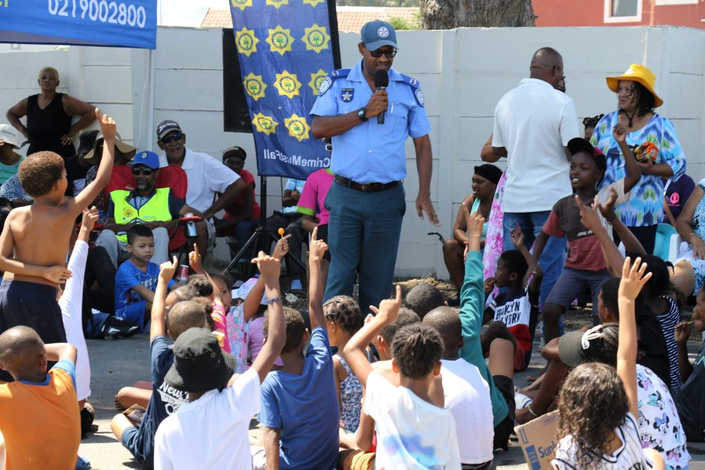 Verkeersbeampte Johan Geswindt toets die kinders se kennis.