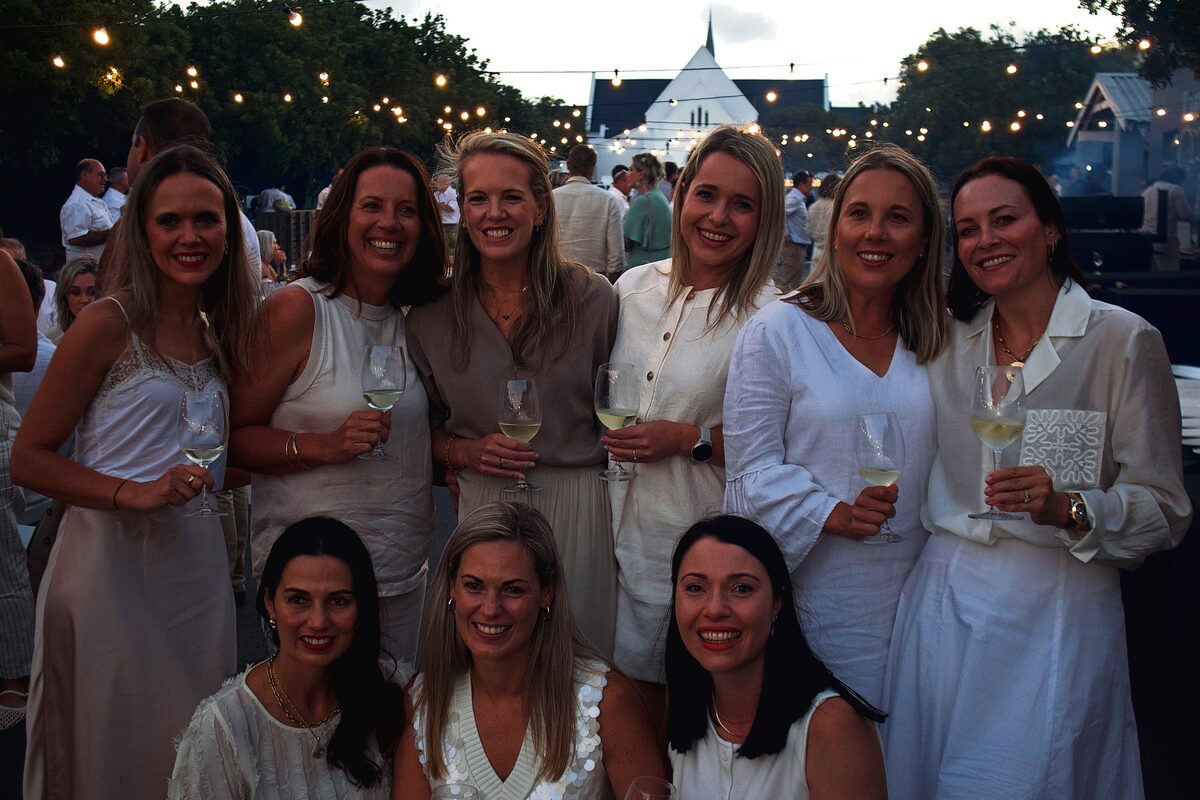 Hier by die geleentheid is (agter van links)  Melanie Lloyd, Annerika Engelbrecht, Izelle Izatt, Lané Mong, Melanie Louw en Madri Willemse. Voor is Maggie King, Carmen Laubscher en Marisa Aldrich, almal in Durbanville gebore en sedertdien deel van die gemeenskap.