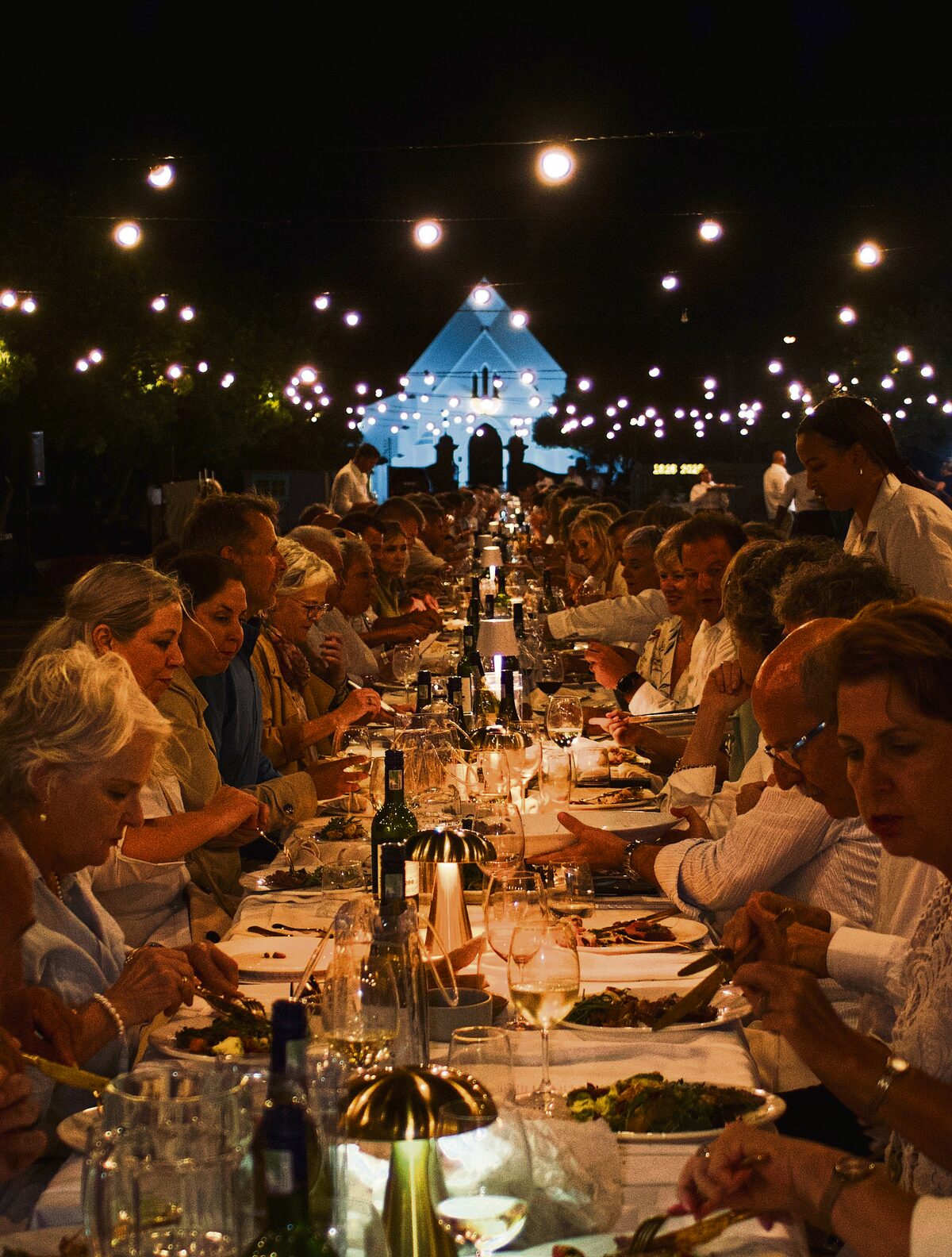 Die langtafel met die historiese kerkgebou van die NG kerk Durbanville in die agtergrond.