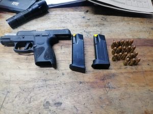 Tiener in hof vir besit van onwettige vuurwapen