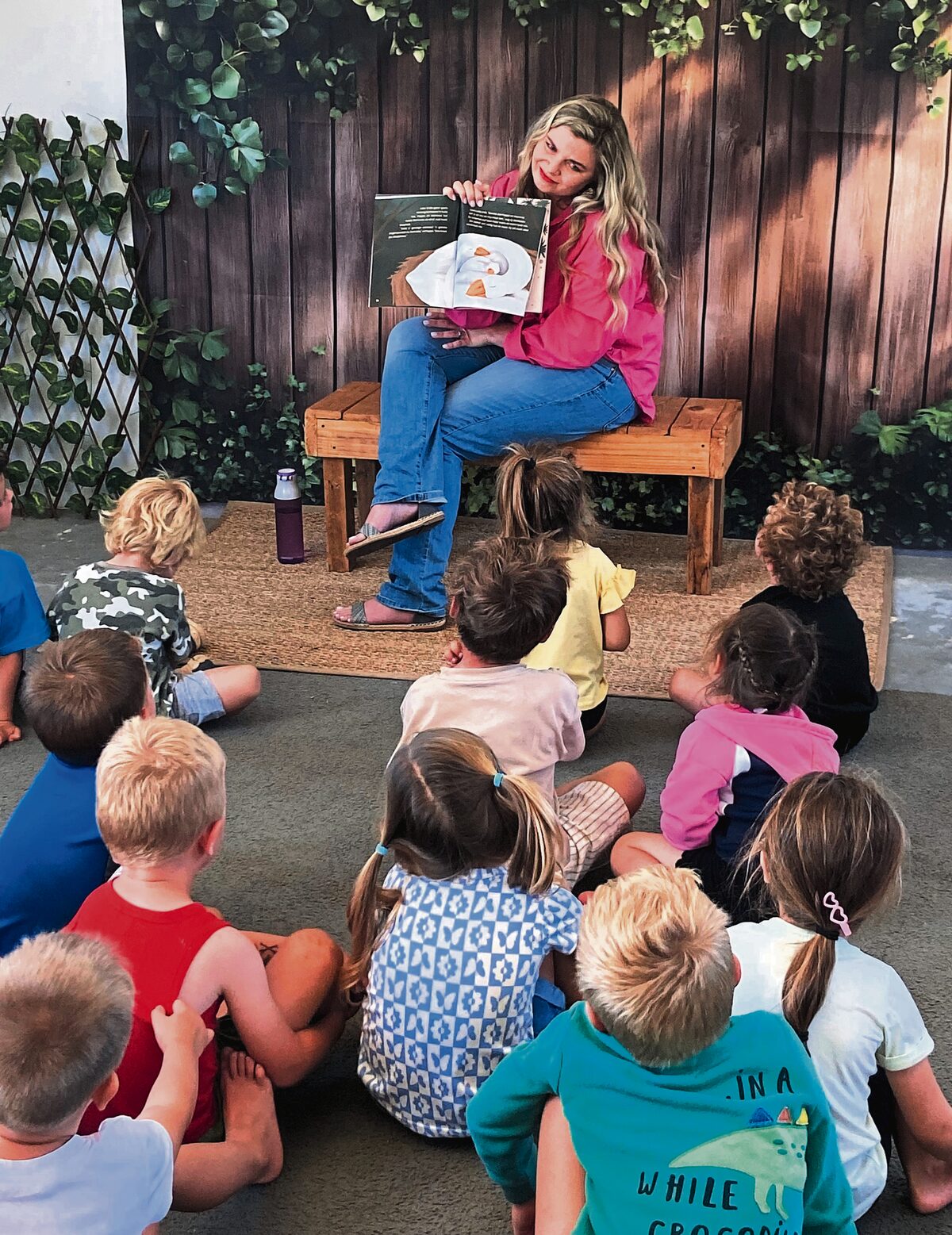 Halrika Breytenbach lees voor uit haar boek vir die tjokkers van die Pre-primêre Skool Klein Phisantekraal buite Durbanville.