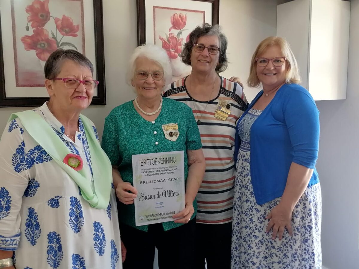 Van links is voorsitter Riana Ellis, Susan de Villiers (Tygerberg sirkelpresident), René Nel, en Soekie, Susan se dogter.