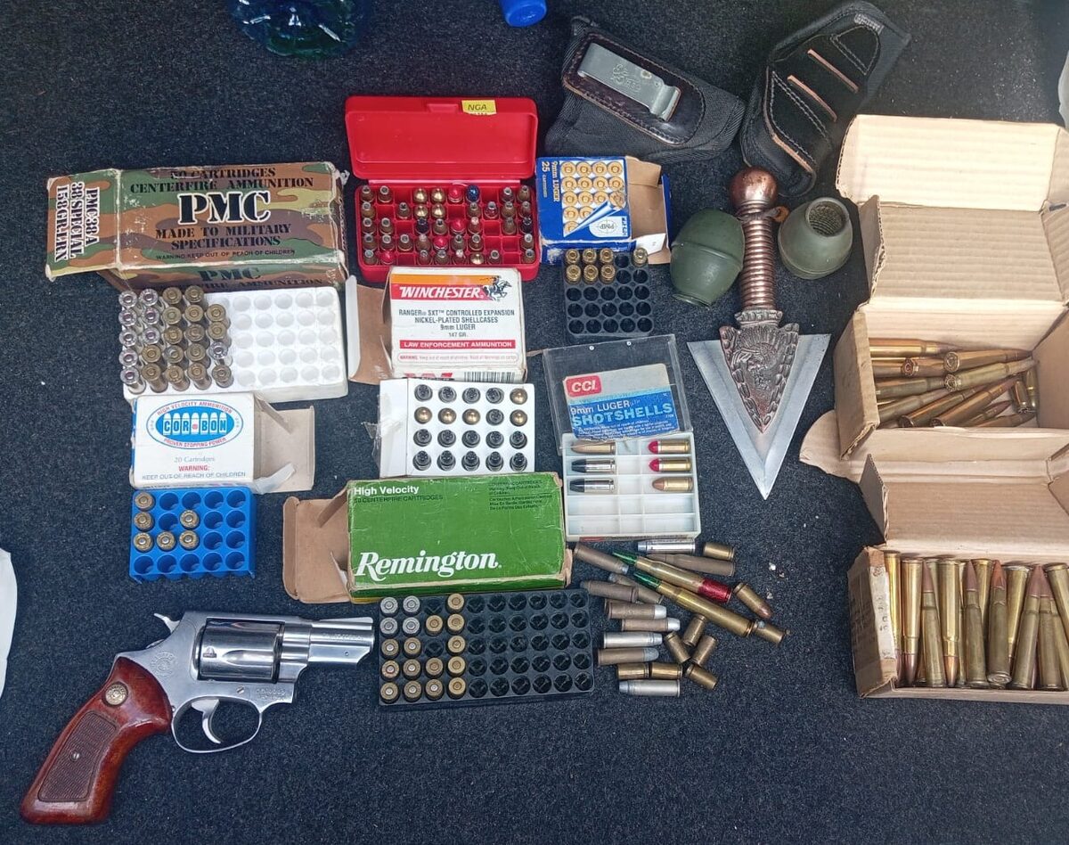 An image that was circulating on crimewatch group chats of the large weapons haul that was found in Lentegeur