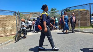 Leerders in ernstige toestand nadat hulle mekaar by skool steek