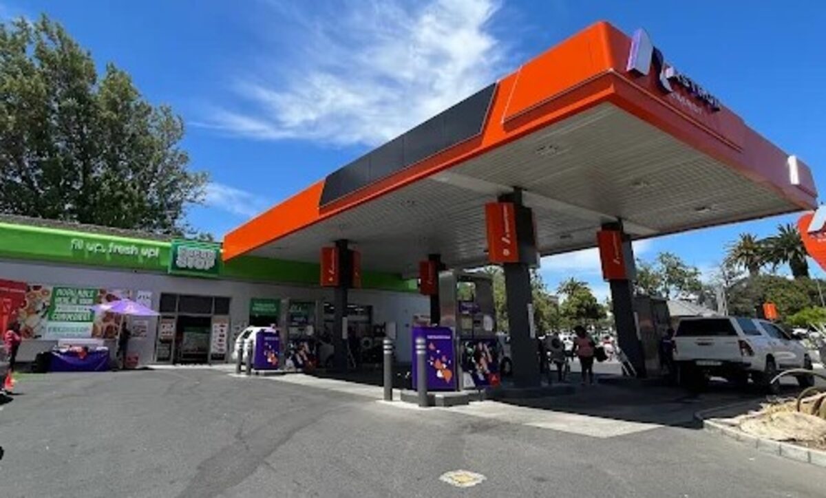 'n Jongman is erg aangerand toe hy vroegoggend kos by die FreshStop gaan koop het.