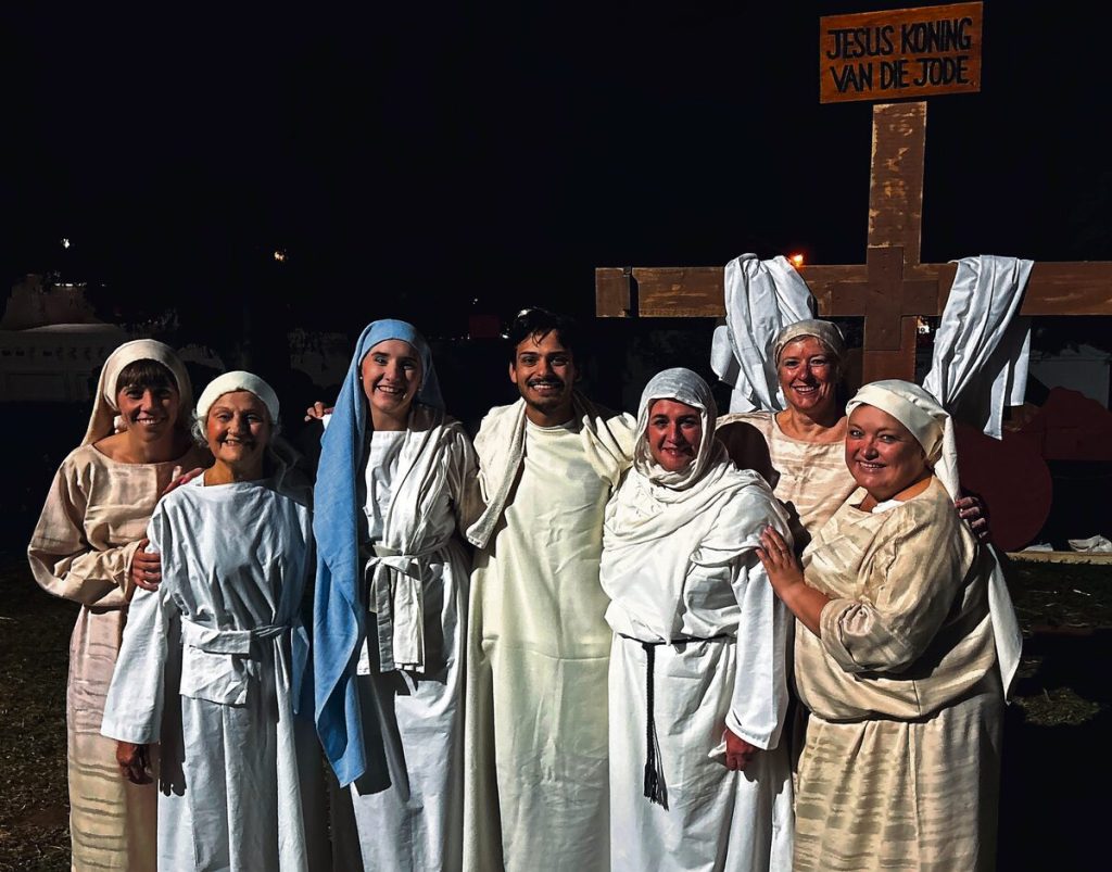 Jesus (Andrew de Jager) saam met sy vroulike volgelinge, onder meer Maria Magdalena (Kara Coetzee) aan sy regterkant.