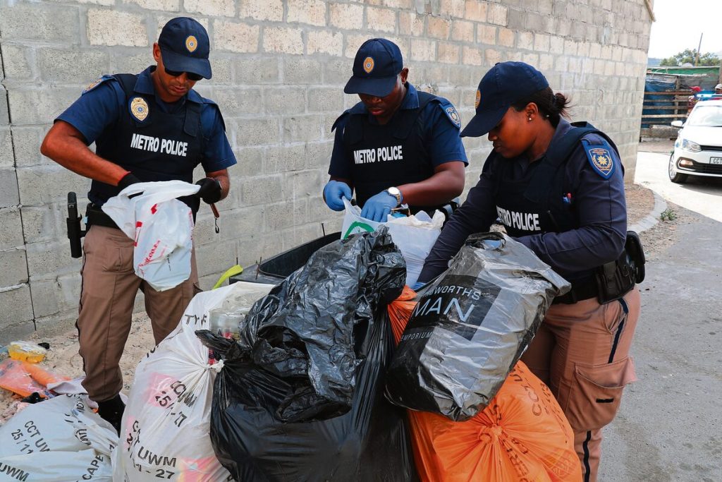 Metropolisiebeamptes besig met 'n soektog tydens die operasie.
