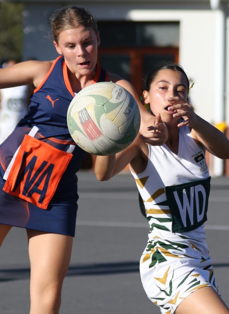U-13A netball: Dané Walker (Jan van Riebeeck) and Rischa van Deventer (De Kuilen) competing for the ball.