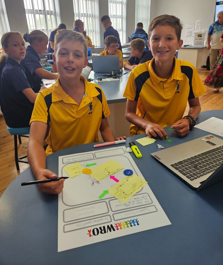 Benjamin Raubenheimer en Jaydee Els verfyn hul plan.