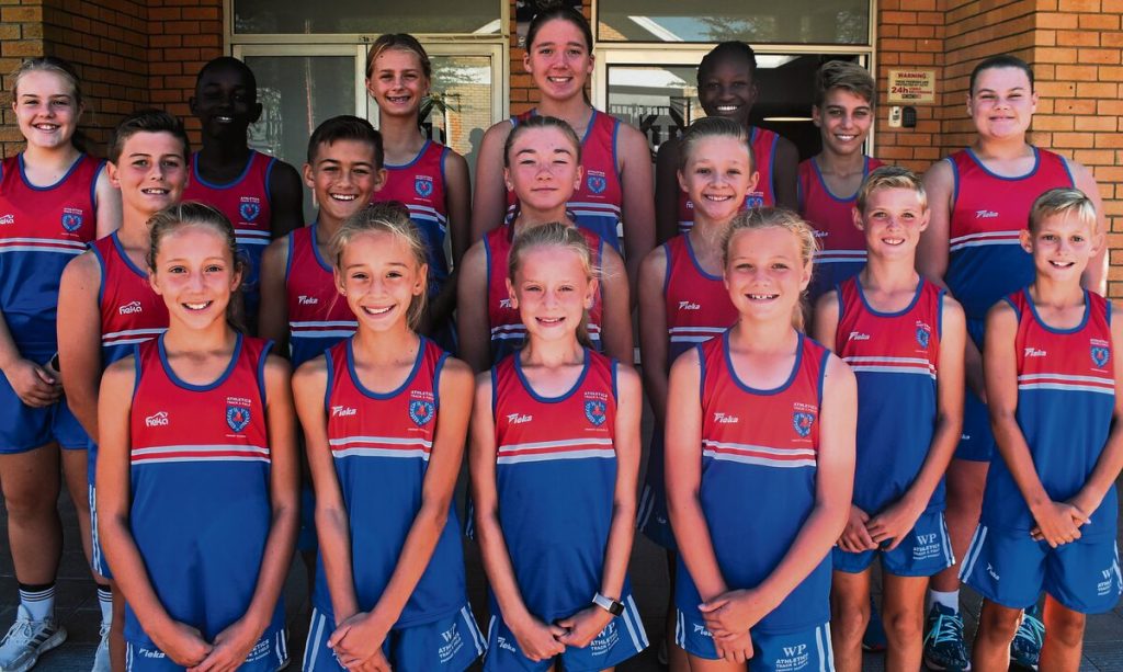 Die atlete van die Laerskool Gene Louw, wat hul kleure behaal het, is (voor van links) Ruben le Roux, Marco Hougaard, Keanu Kriel, Ockie Muller en Jonathan Woodward. Middel: Rafael Josling, Ewan Gouws, Saskia Mastenbroek, Alex Morta, Milea Jacobs en Anke van der Merwe. Agter: Jessica Delport, Milan Fourie, Carla Barnard, Joshua McKay, Leo-Connor Krige en Christiaan Stander saam met Golie Gouws, skoolhoof . Foto: Inge van Niekerk
