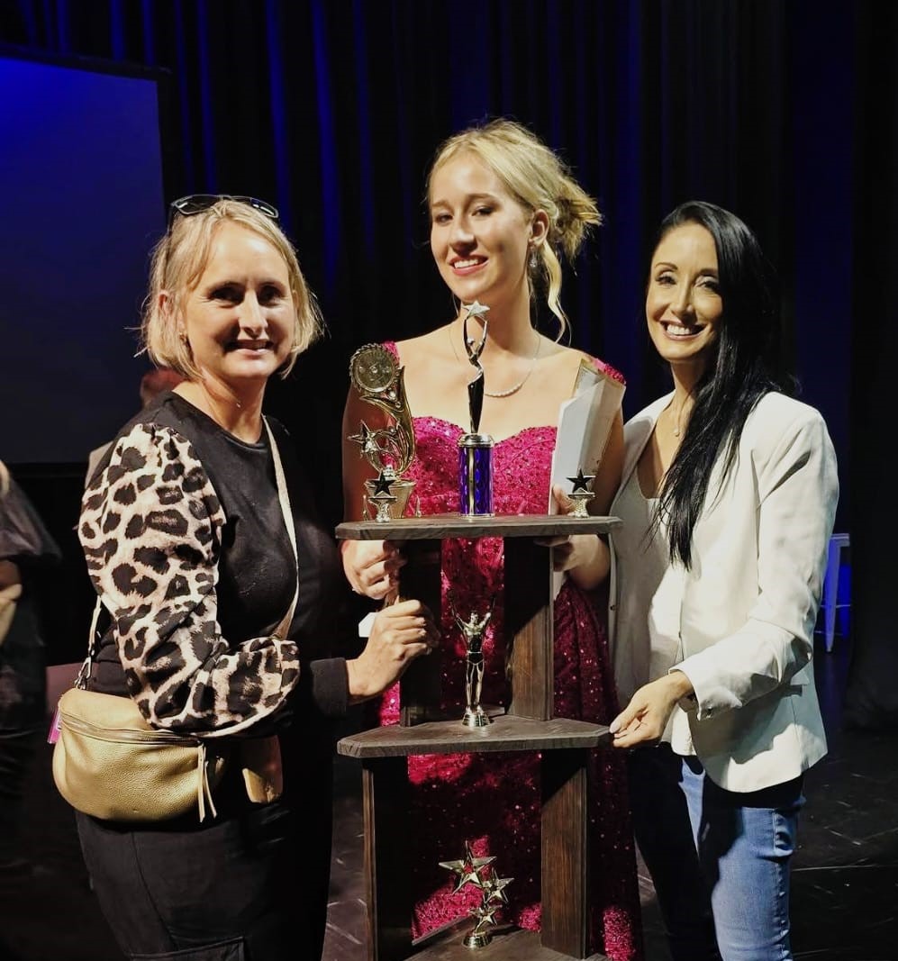 Milah Redelinghuys saam met ma Aniel en sangafrigter Liana Marx