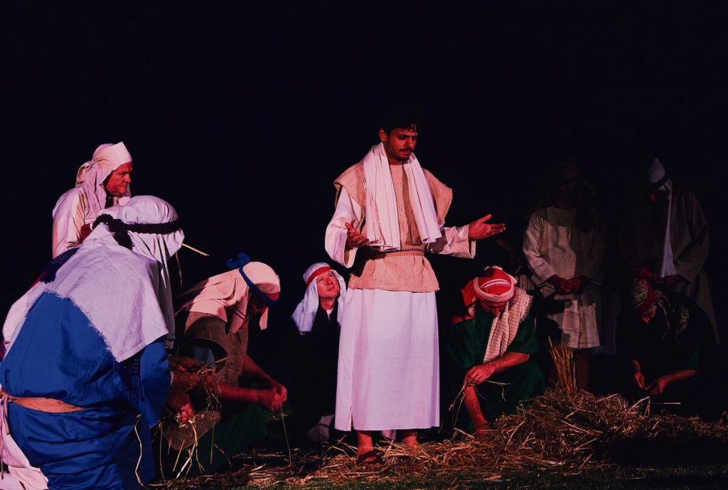 Jesus (Andrew de Jager) praat met Sy dissipels.
