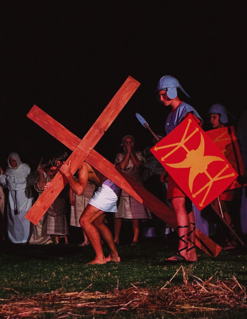 Jesus (Andrew de Jager) dra die kruis na Golgota onder begeleiding van een van die Romeinse soldate, Daniel Slabber (regs).
