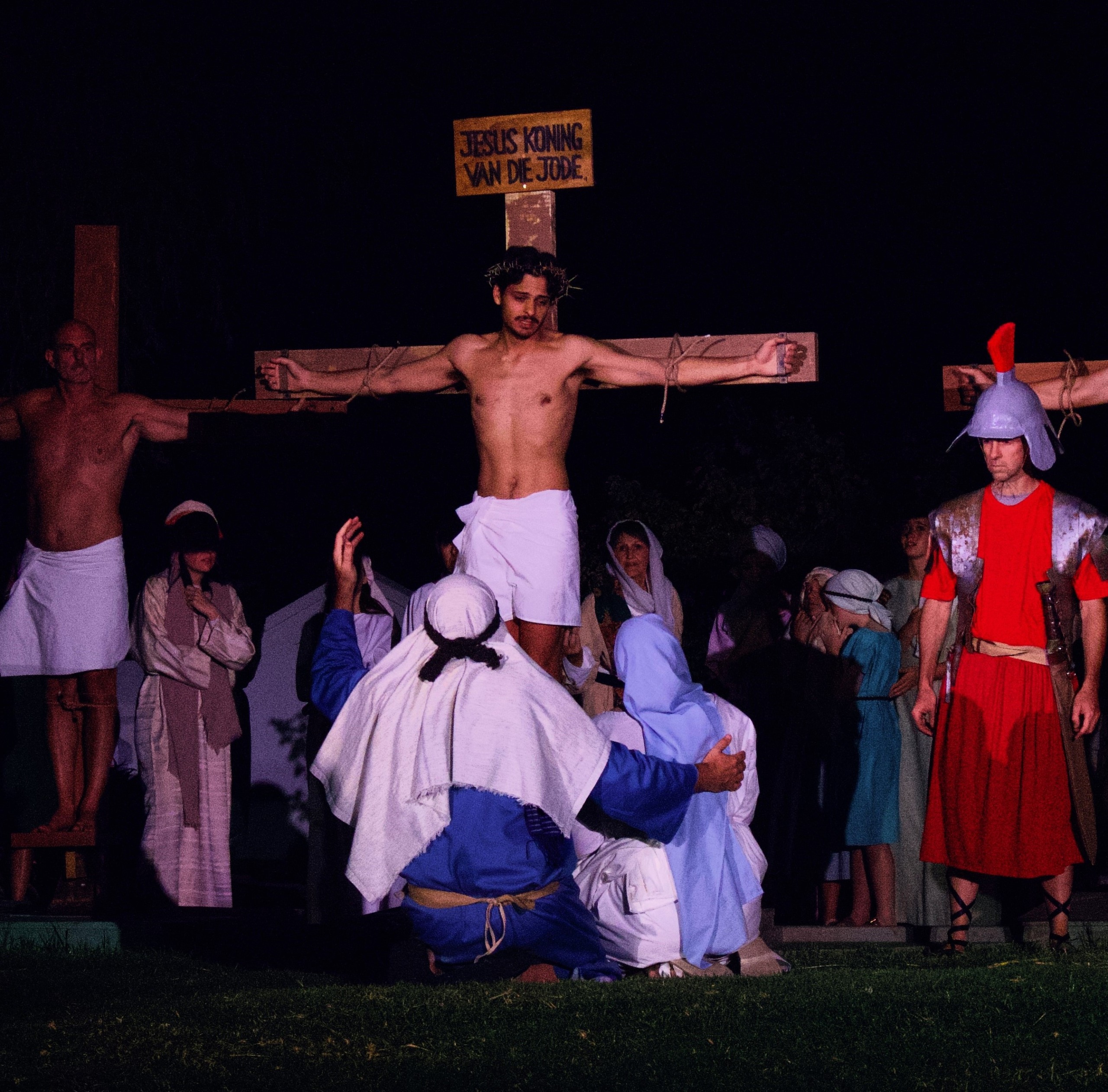 Hier in die kruisigingstoneel is Jesus (Andrew de Jager) aan die kruis. Voor kniel Sy volgelinge, Johannes die Doper (Johan Slabber) en Maria Magdalena (Kara Coetzee). Foto: Eugene Maritz