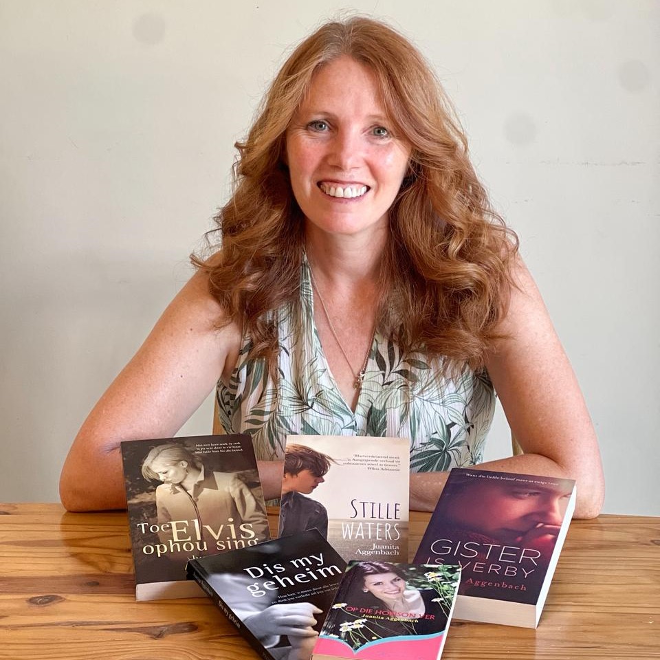 Juanita Aggenbach met al die boeke uit haar pen