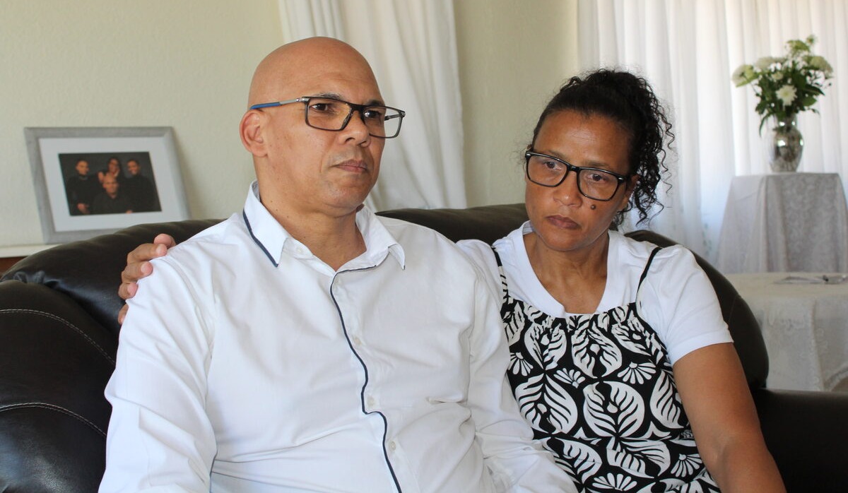 Menno Rose, auntie Connie se enigste seun deel die aand van die skok-ontdekking terwyl sy vrou hom bystaan. Foto: Mauricia Petersen