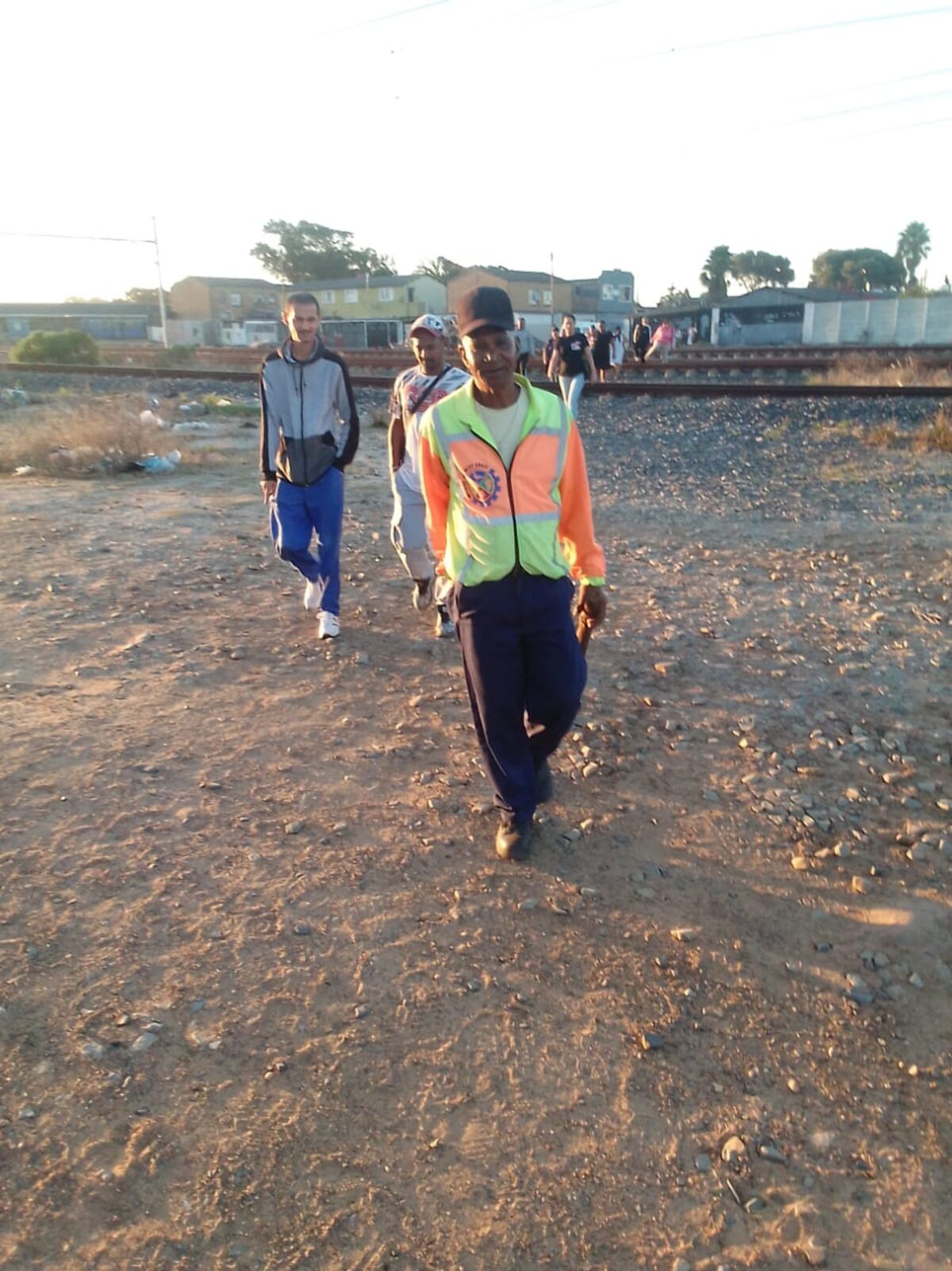 Dennis Lawrence lei inwoners veilig oor die spoorlyn.