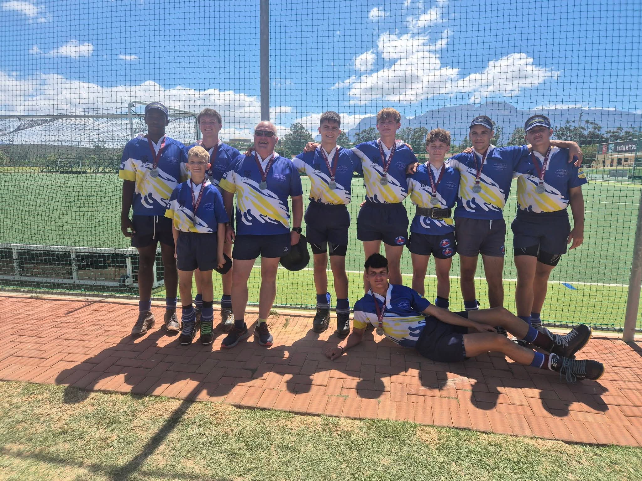 Seuns 520kg- A-span wat ‘n silwermedalje en WP-kleureverwerf het. Van links: Luthando Tutwana (Westcliff), Liam Meiring (Bellville), Fanie Olivier (afrigter), Christian Lerm (Bellville), Dian Truter (Bellville), Iwan de Jager (Bellville), Dimitri Rodakis (privaat) en Craig Hofmeyer (reserwe;Westcliff). Voor staan Van Zyl Swart (DF Akademie) en op die voorgrond lê Liam Coetser (Westcliff).