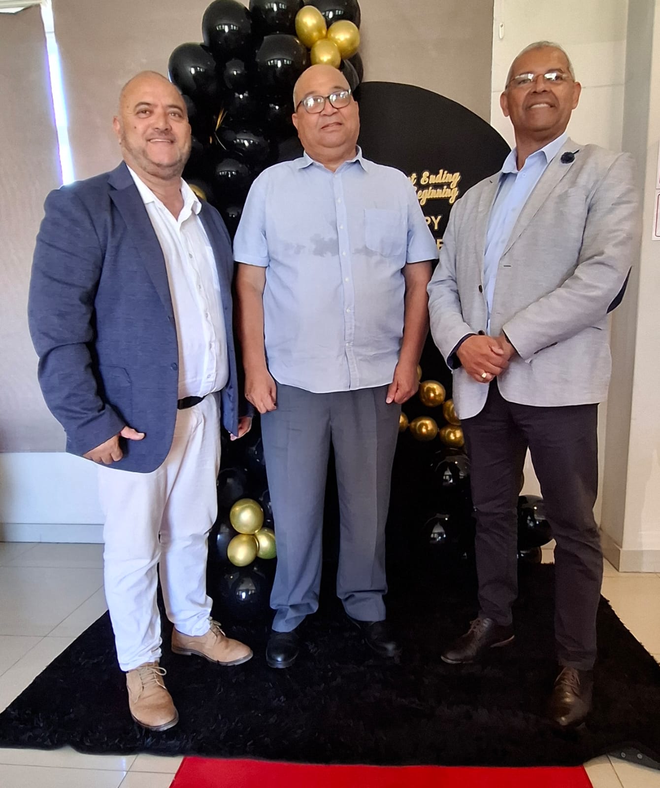 Johan Arendse ( links,adjunkhoof), Howard Ismaiel (middel, uittredende skoolhoof en Wayne Hendericks (kringbestuurder) by Ismaiel se afskeid.