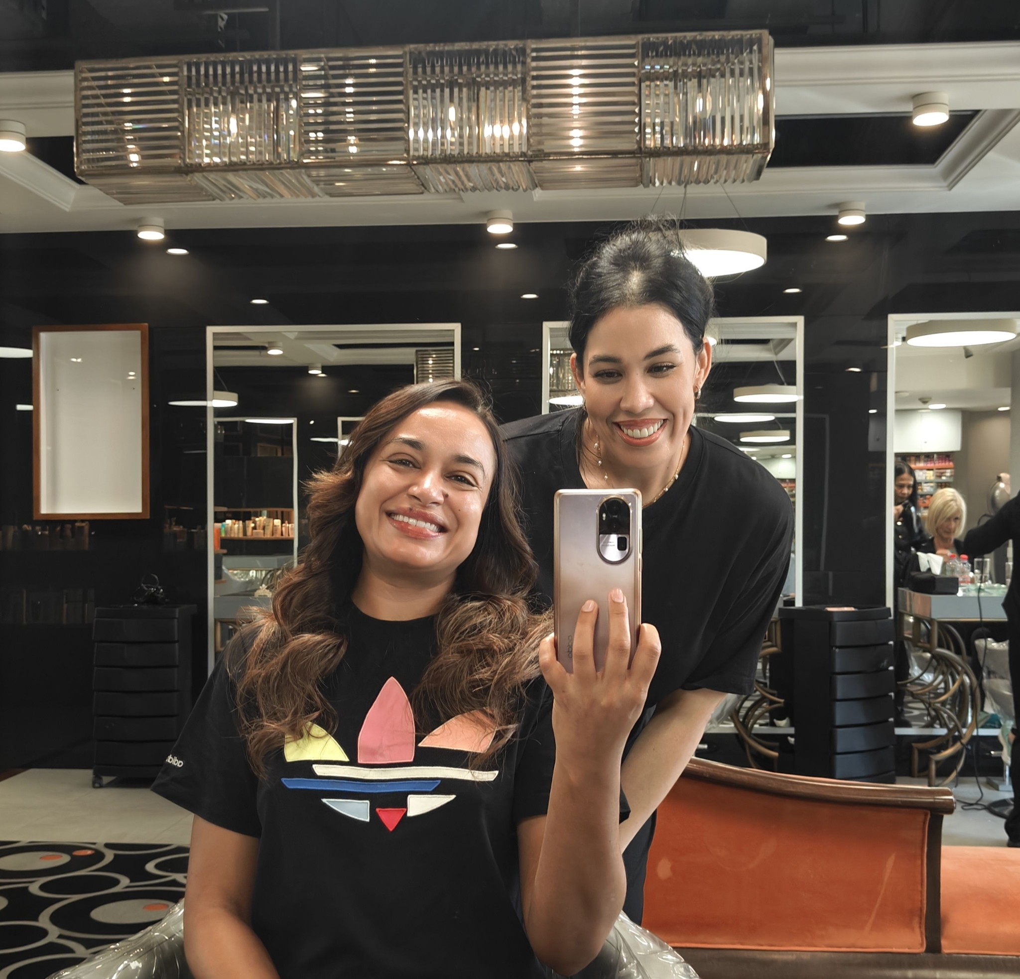 Tracey Lange se hare word in Dubai deur 'n mede-Suid-Afrikaner gedoen. Tracey het die haarkaper net as Simone op Instagram geïdentfiseer, maar genoem dat sy ook 'n Kapenaar is.