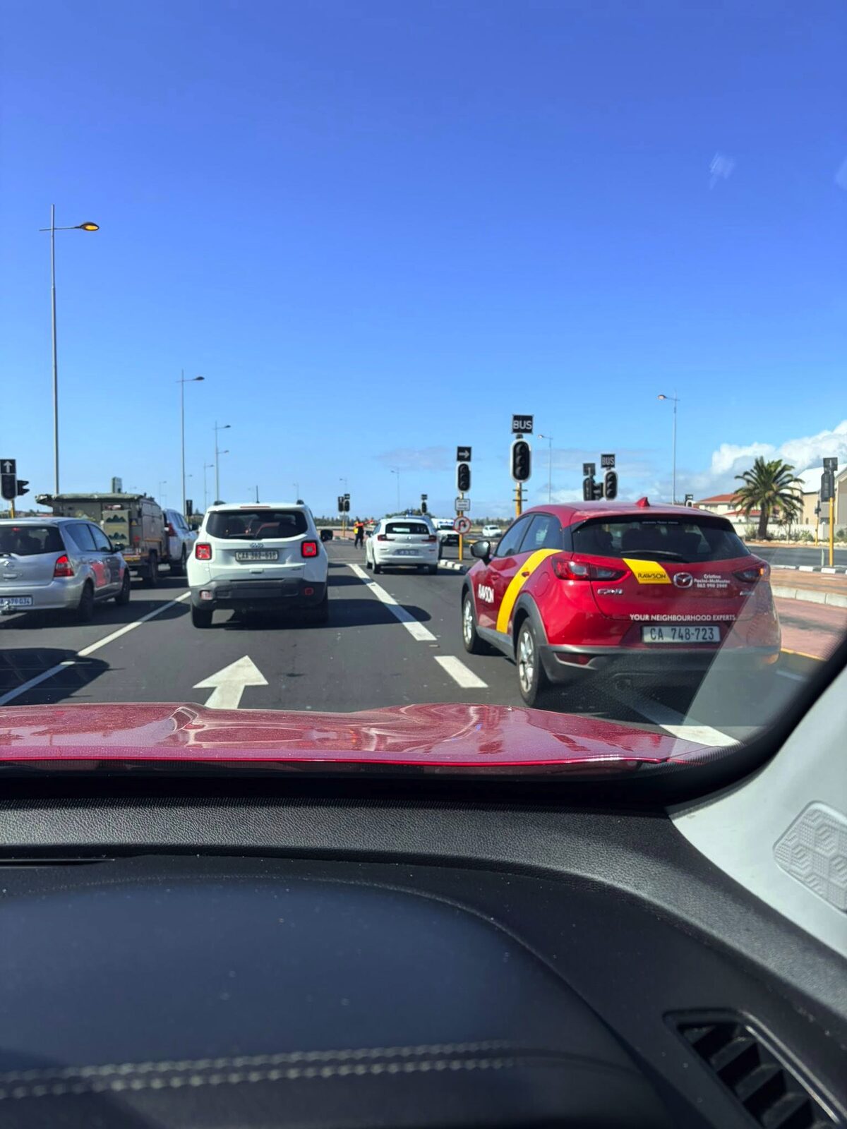 Short signal times cause peak-hour nightmare on R27