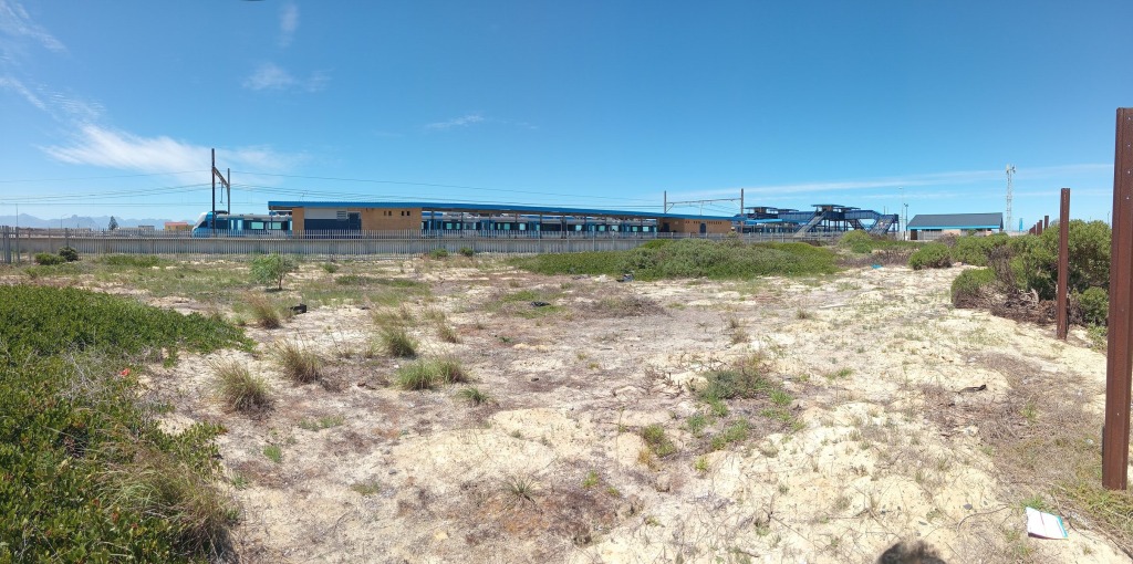 A train waits to depart from Kapteinsklip Station.