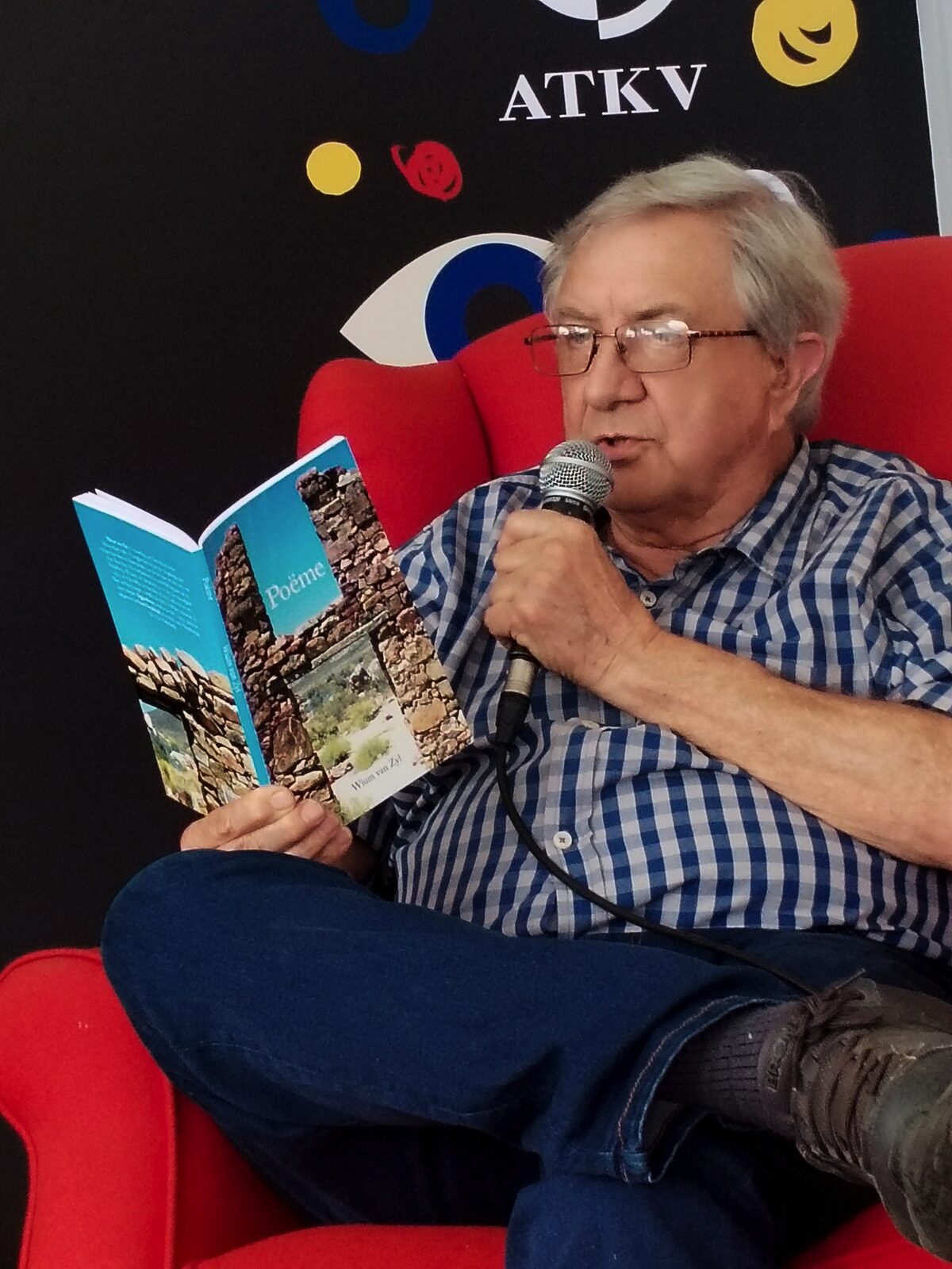 Wium van Zyl doen 'n voorlesing uit sy bundel.