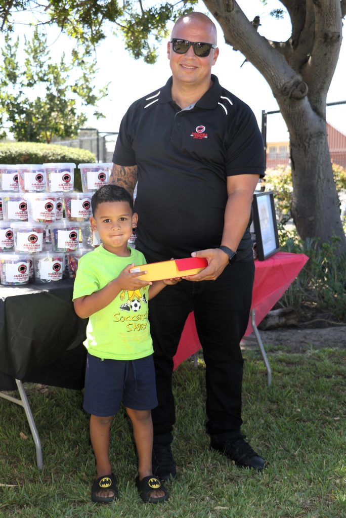 "Vrolike Vinkie" Zac Barnes handed over a thank you gift to Stanford Demas 