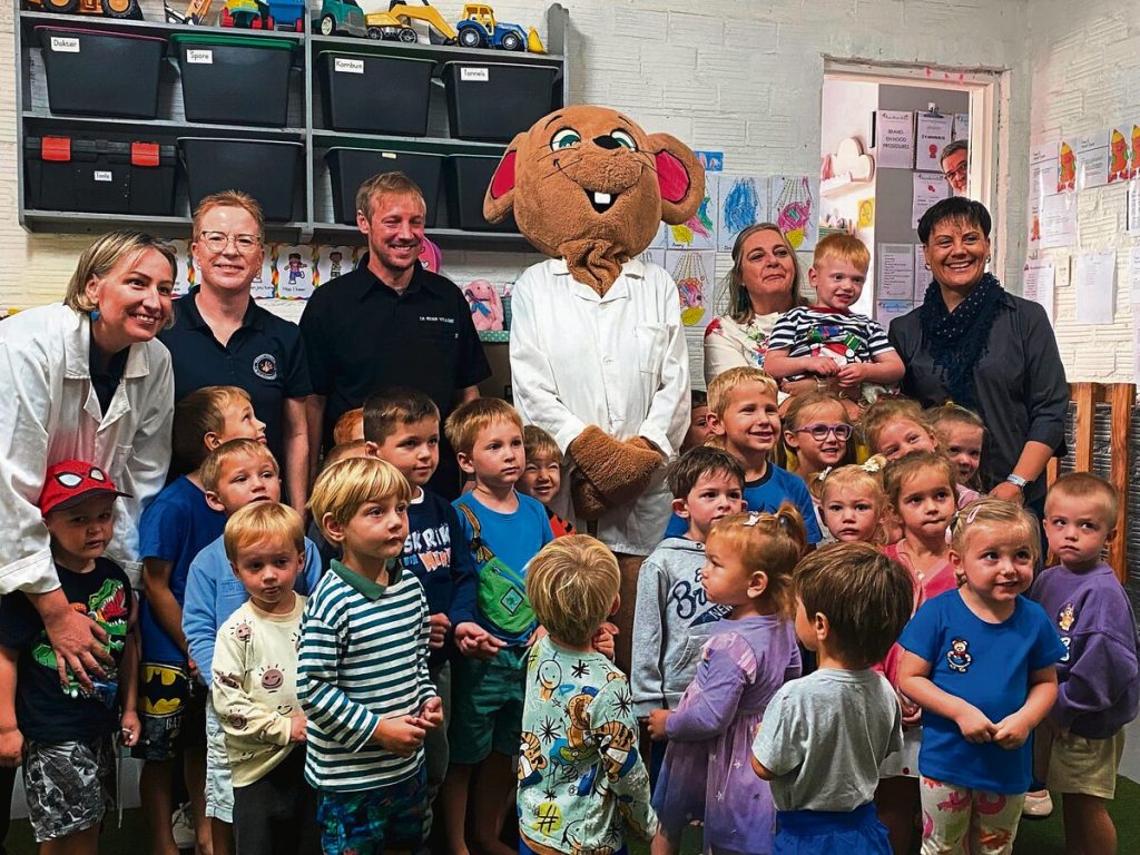 Piet Tande is hier saam met die kleingoed van Kwetterbekkies in Uitzicht en (agter van links) Elizna Brand (ondervoorsitter: Durbanville SHH), Zari Palm (voorsitter: Durbanville SHH), dr. Ruan Visagie (Visagie Dentistry), Stellie Greyling (eienaar: Kwetterbekkies) en Zurett Erasmus (lid: Durbanville SHH).
