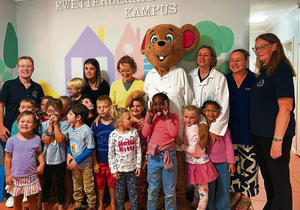 Hier saam met die kleuters van Kwetterbekkies in Amanda Glen is (agter van links) Zari Palm (voorsitter: Durbanville SHH), Lené van der Linde (skoolhoof), dr. Marieke Fraenkel (tandarts), Elizna Brand (ondervoorsitter: Durbanville SHH), Lizelle de Jager (maatskaplike werker:SHH) en Lynette Pistorius (lid: Durbanville SHH).