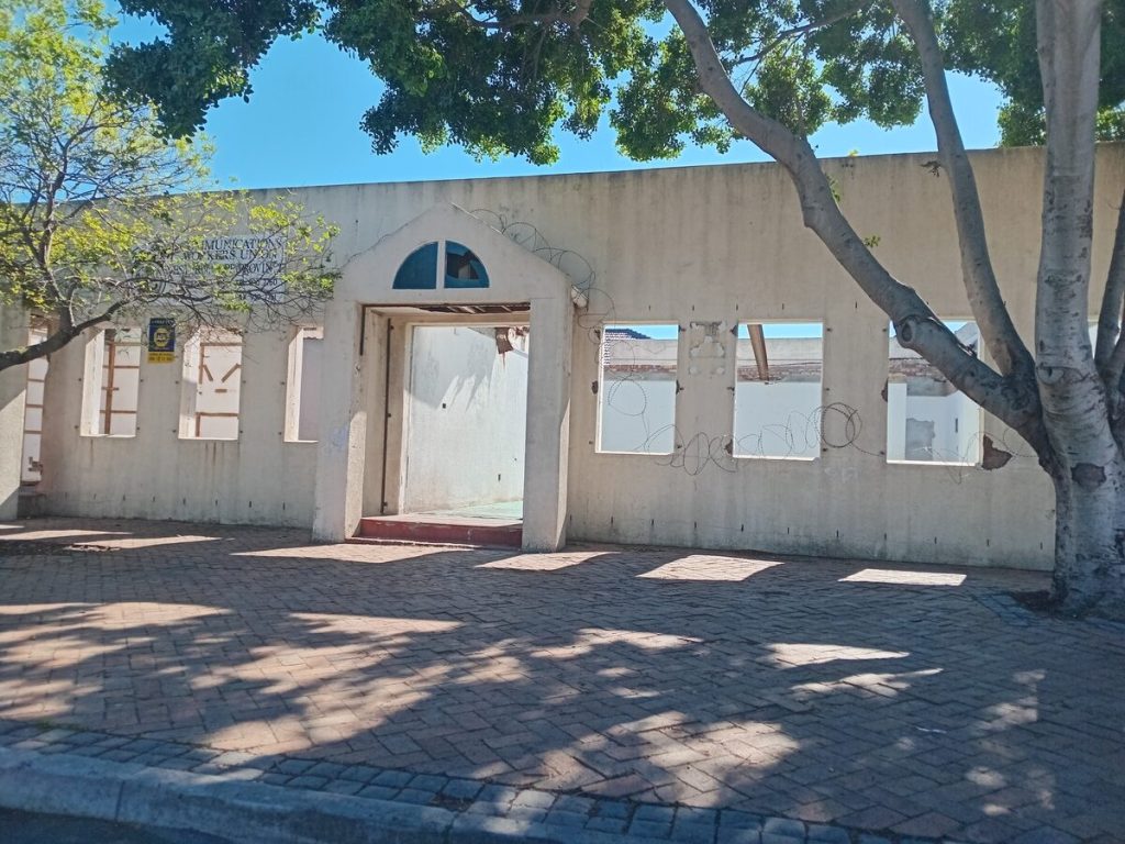 Problem Building in Parow, Roger Cannon