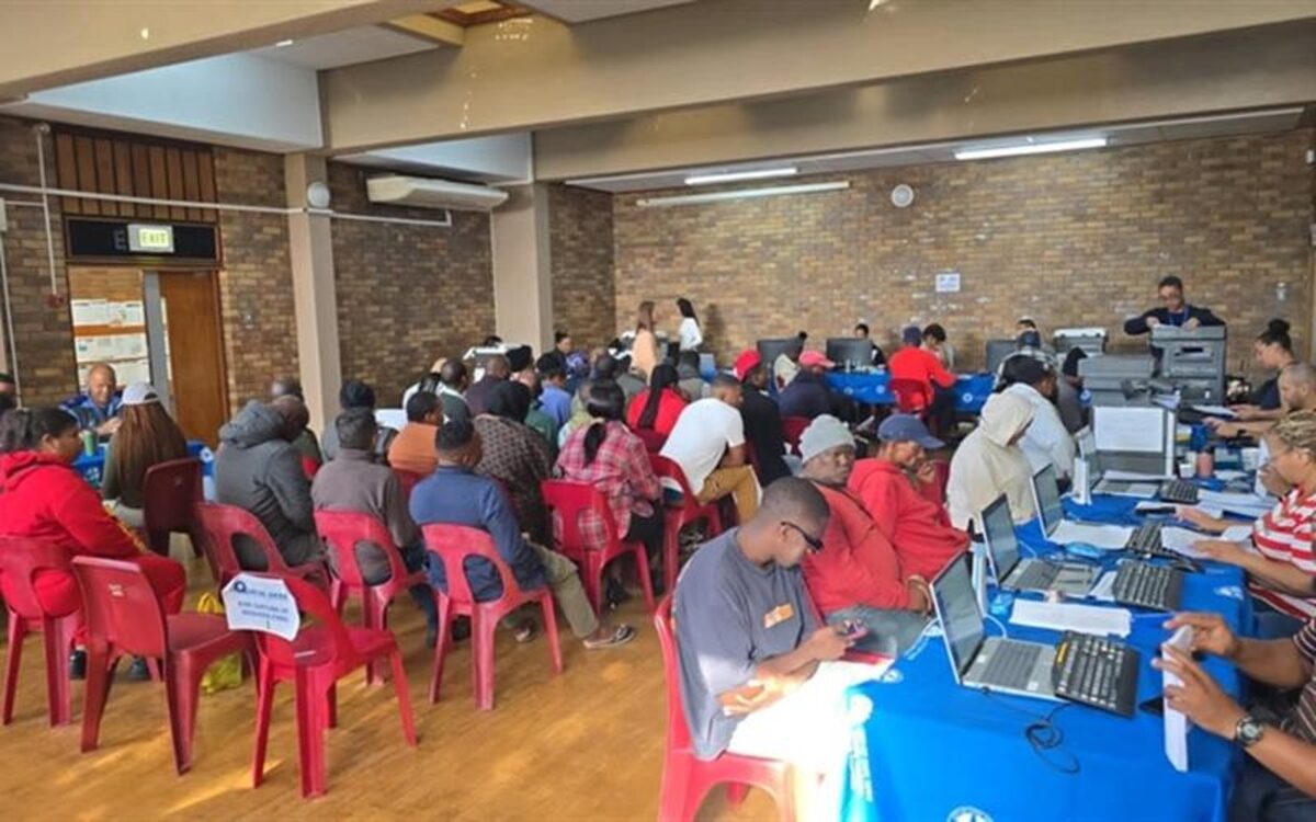 Motorists queue at Cape Town's traffic fine roadshow, where over 3 600 people settled outstanding fines and warrants.