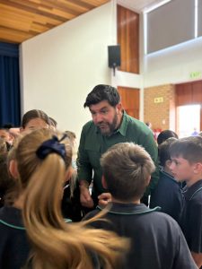 Avonturier Riaan Manser besoek Laerskool De Tyger in Parow
