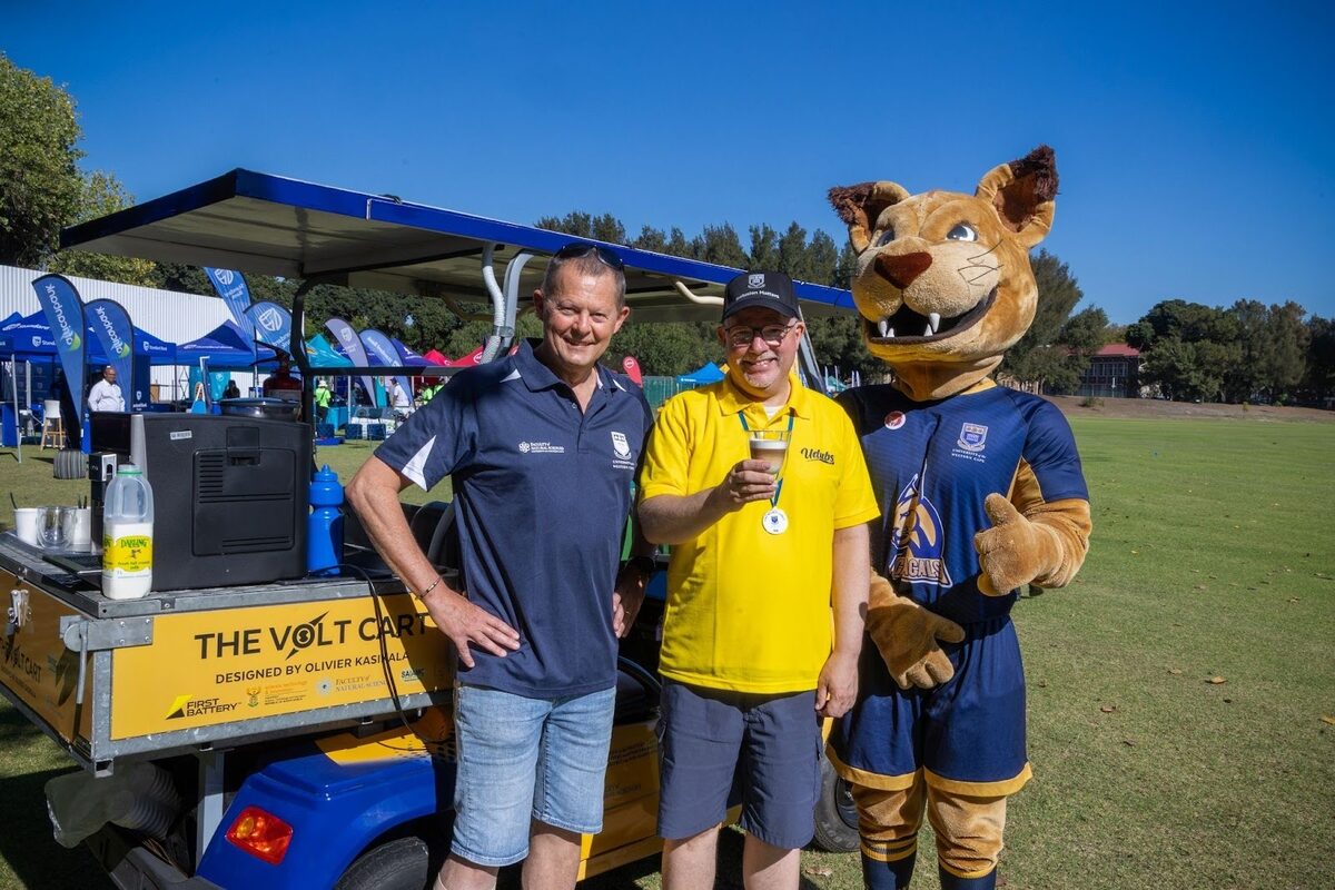 Dean of Natural Sciences, Prof David Holgate, and Rector and Vice-Chancellor, Prof Robert Balfour, enjoy a coffee brewed using energy generated by the golf cart, alongside Cara.