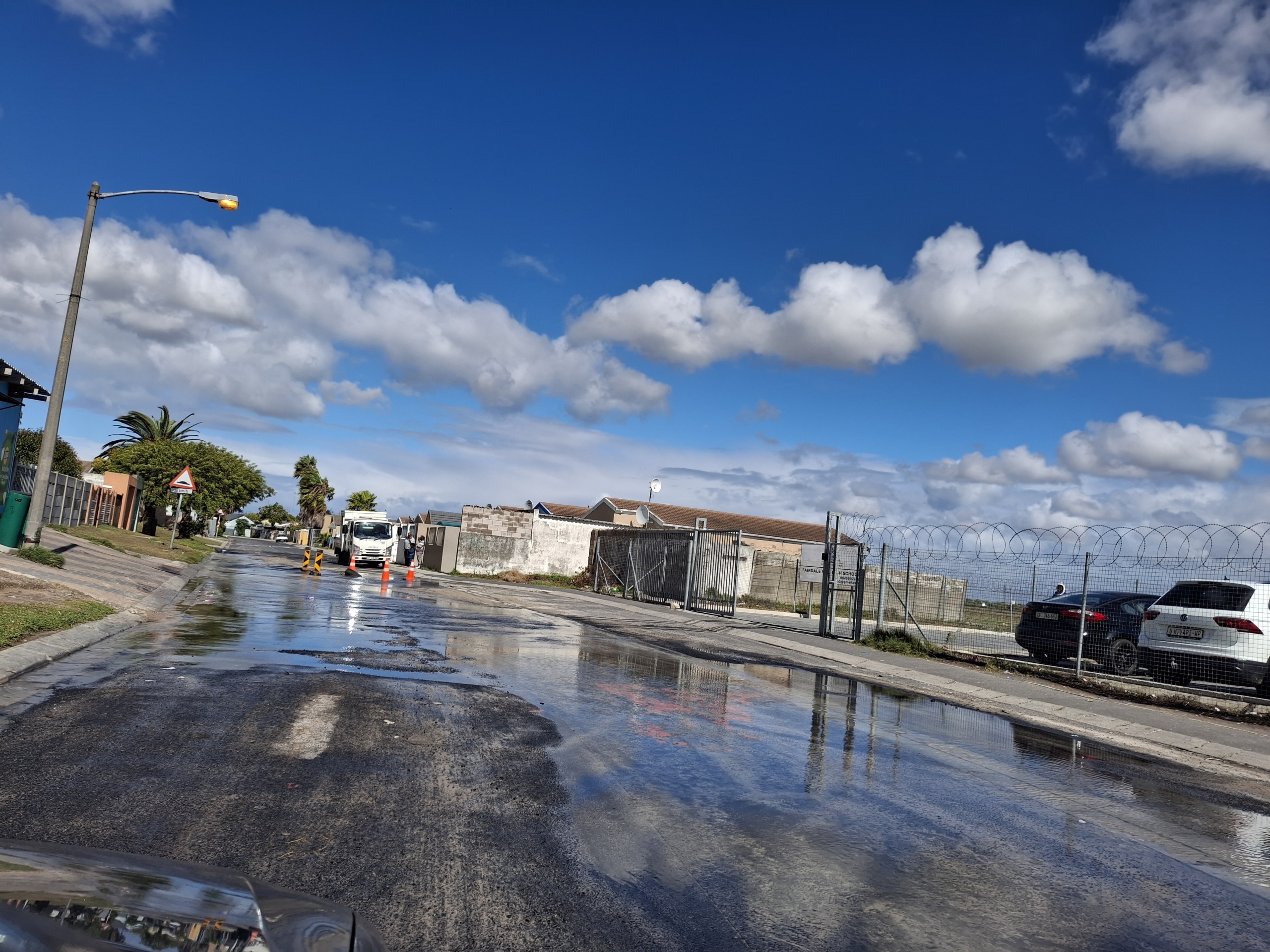 Werkers van die Stad Kaapstad besig met opruimingswerk na die die naweek se storms.