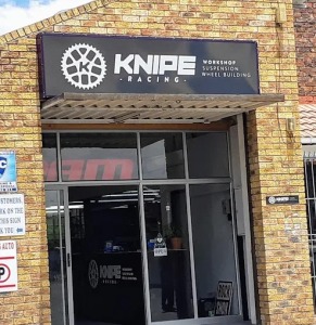 WATCH | Cyclists robbed at cycling shop after early morning ride in Durbanville