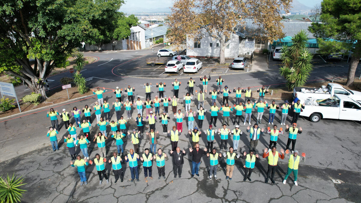 100 young adult volunteers carried out the tree planting project at the Karl Bremer Hospital.